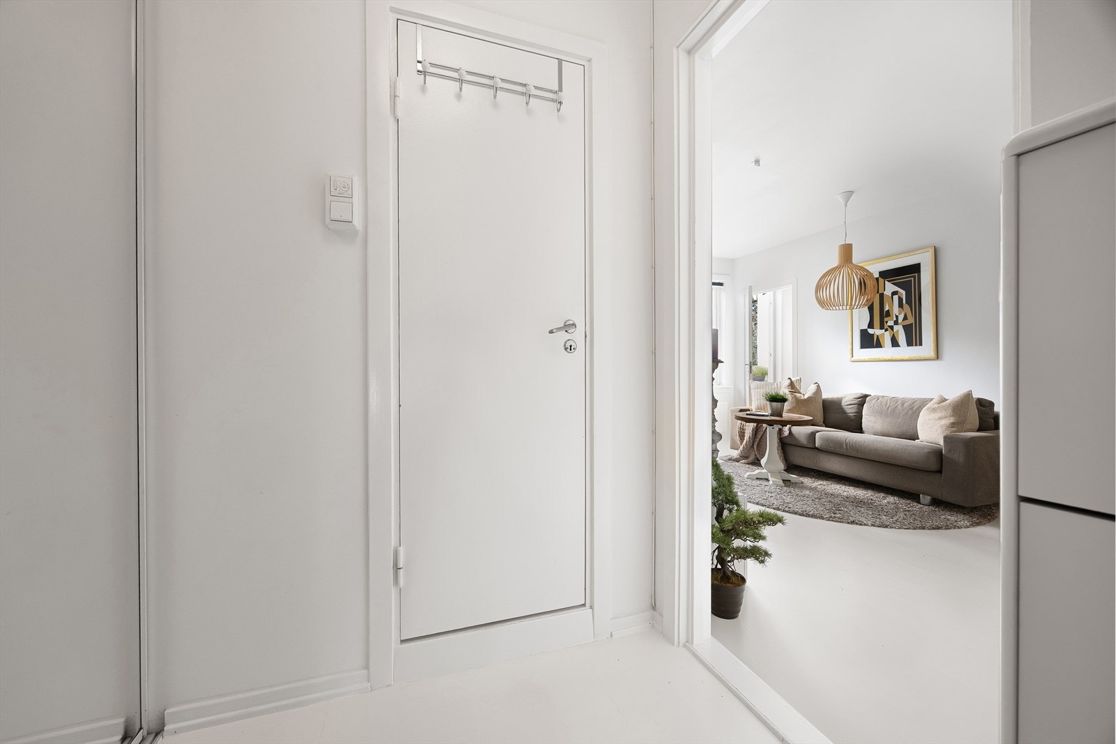 De lyse overflatene gir boligen en romslig følelse Galleribilde