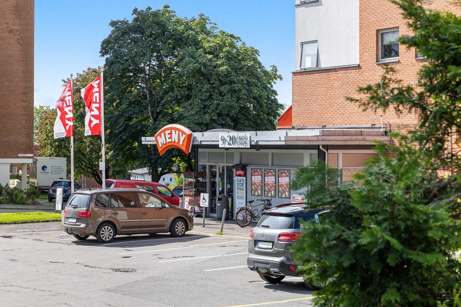 Stor matbutikk med et bredt varesortiment på vei hjem fra T-banen Galleribilde