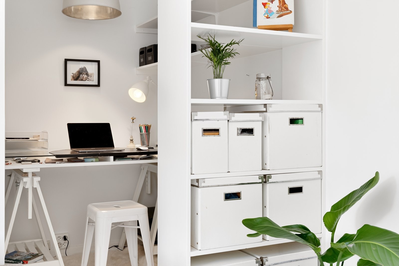 Et eget kontor bygget bak en praktisk bokhylle Galleribilde