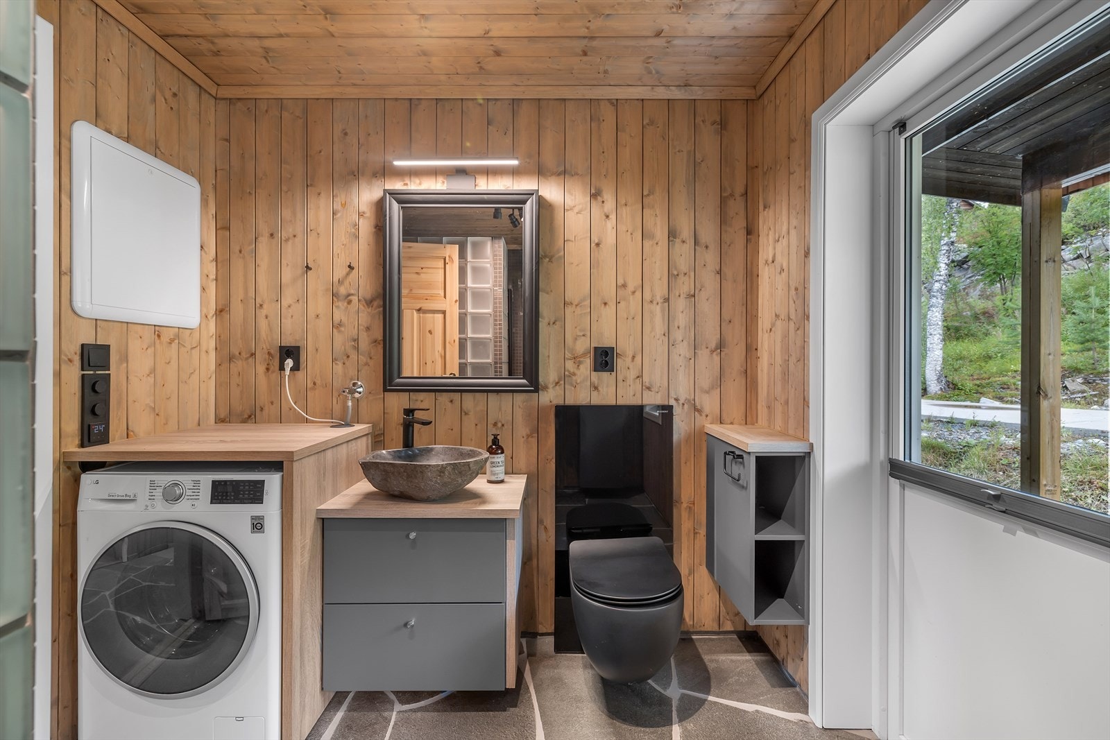 Balkongdør til bakside. Del av baksiden har støpt gulv / fundament til f eks uvendig bod, badstue eller anneks. Galleribilde