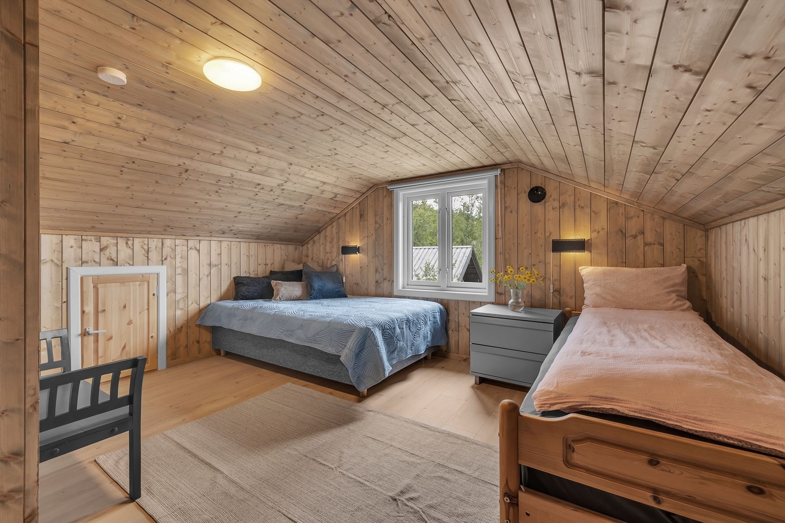 Knekott på hemsen med mulighet for lagring. Galleribilde