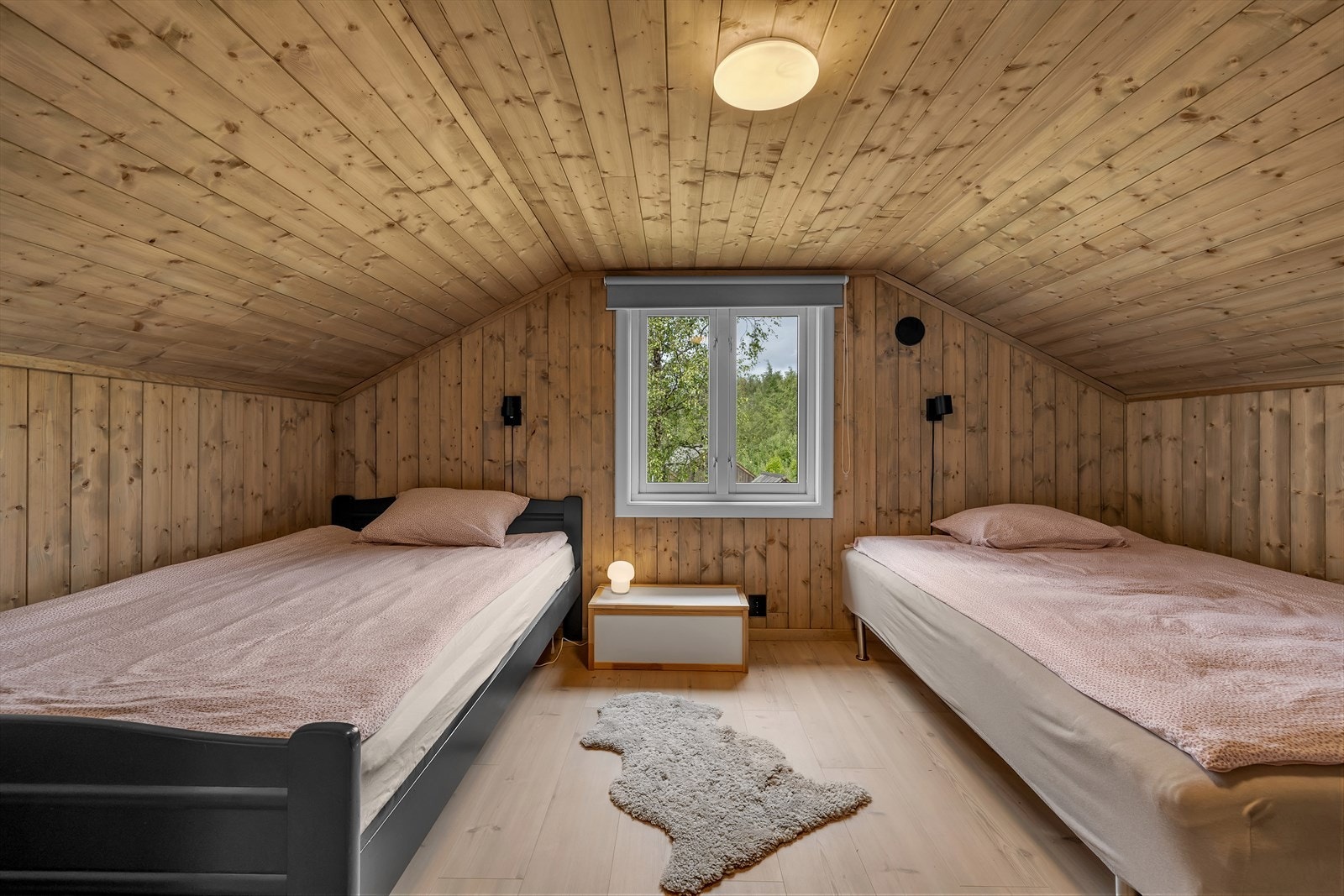 Loftetasje / hems har innredet 2 romslige "soverom" med flere bruksmuligheter. Galleribilde