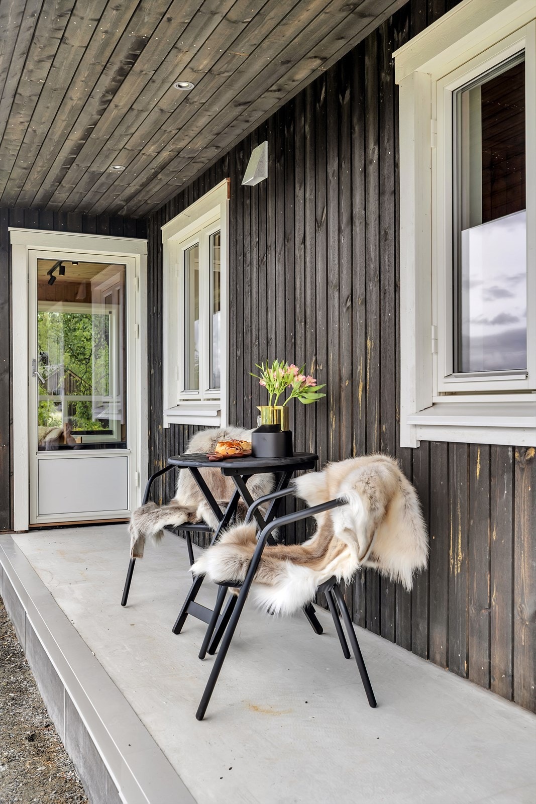 I og med at hytten er relativt ny er det muligheter for å utforme sitt eget uteområde! Galleribilde