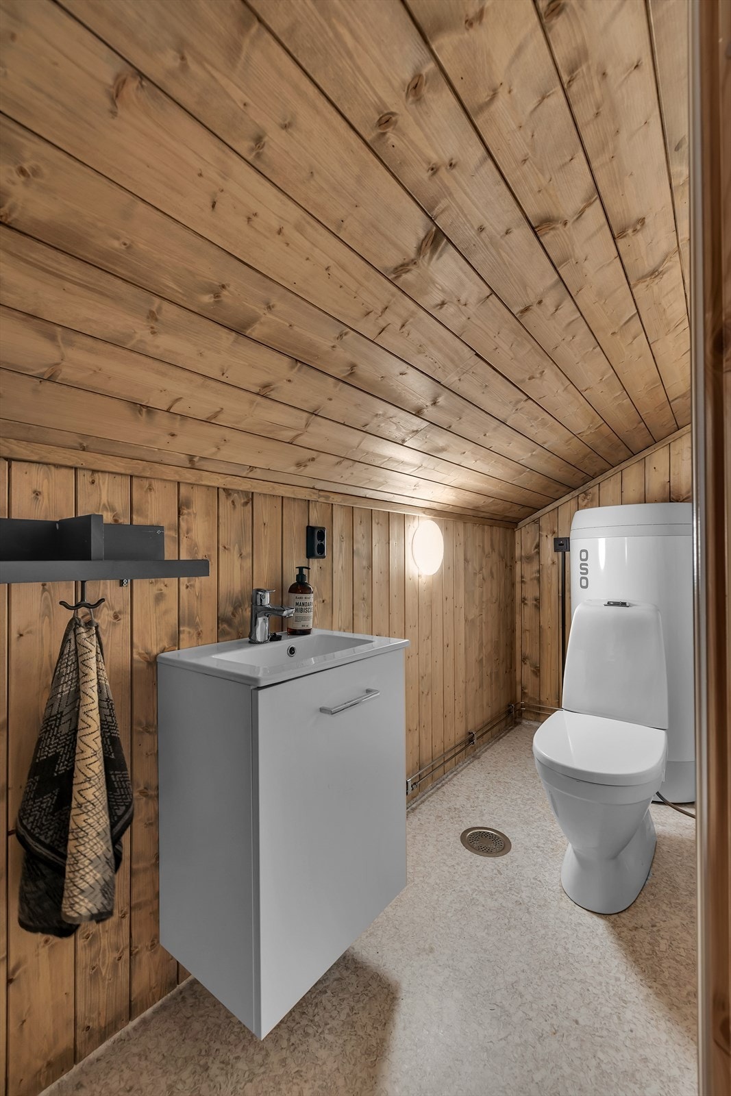 Ekstra toalett med servant og innredning. Galleribilde