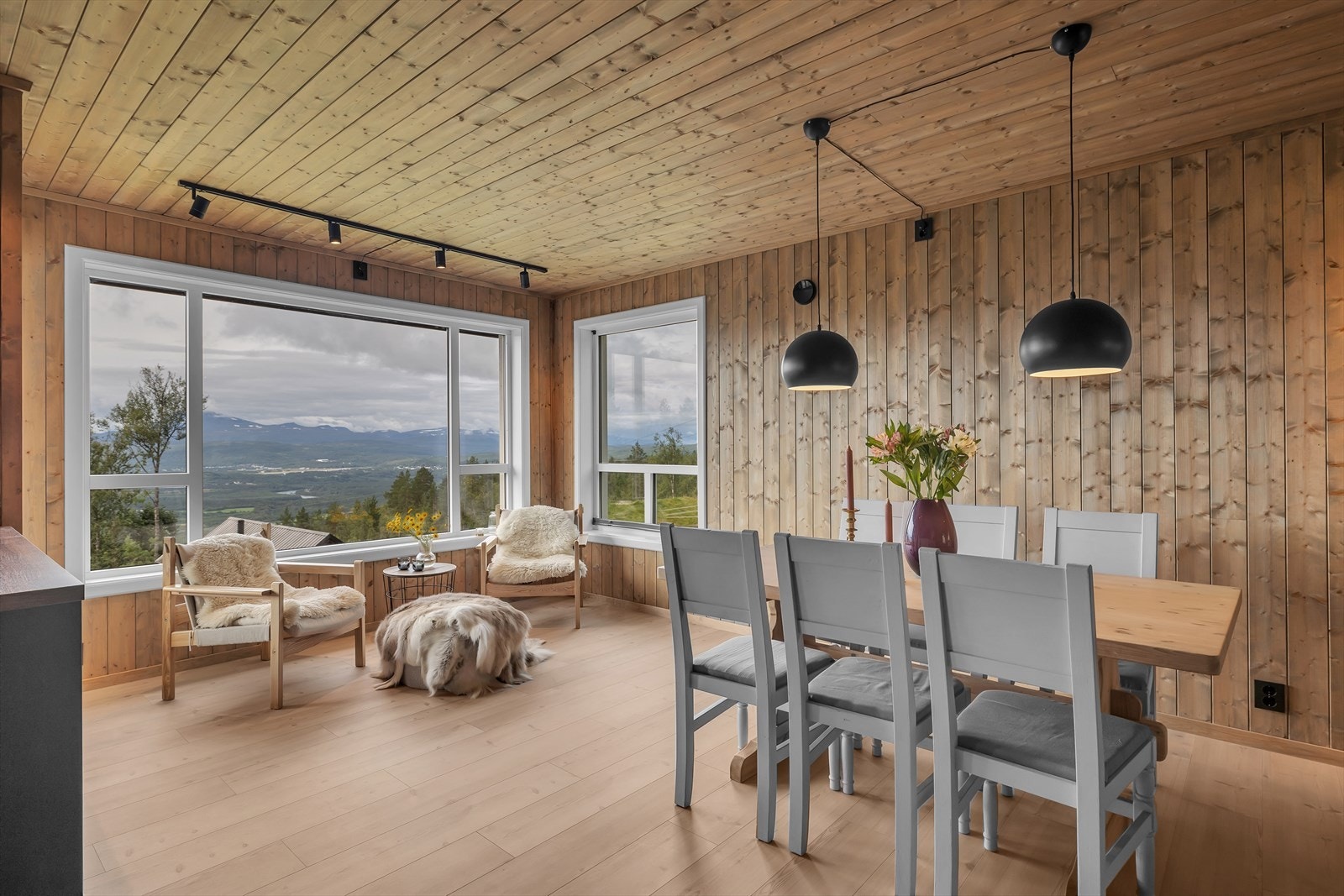 God plass til større eller mindre spisegruppe, alt etter behov. Galleribilde