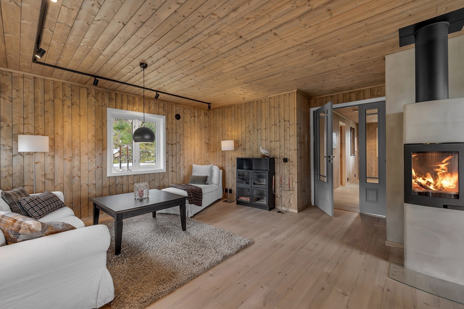 Gang og soveseksjon skilles naturlig med dobbeldør. Galleribilde