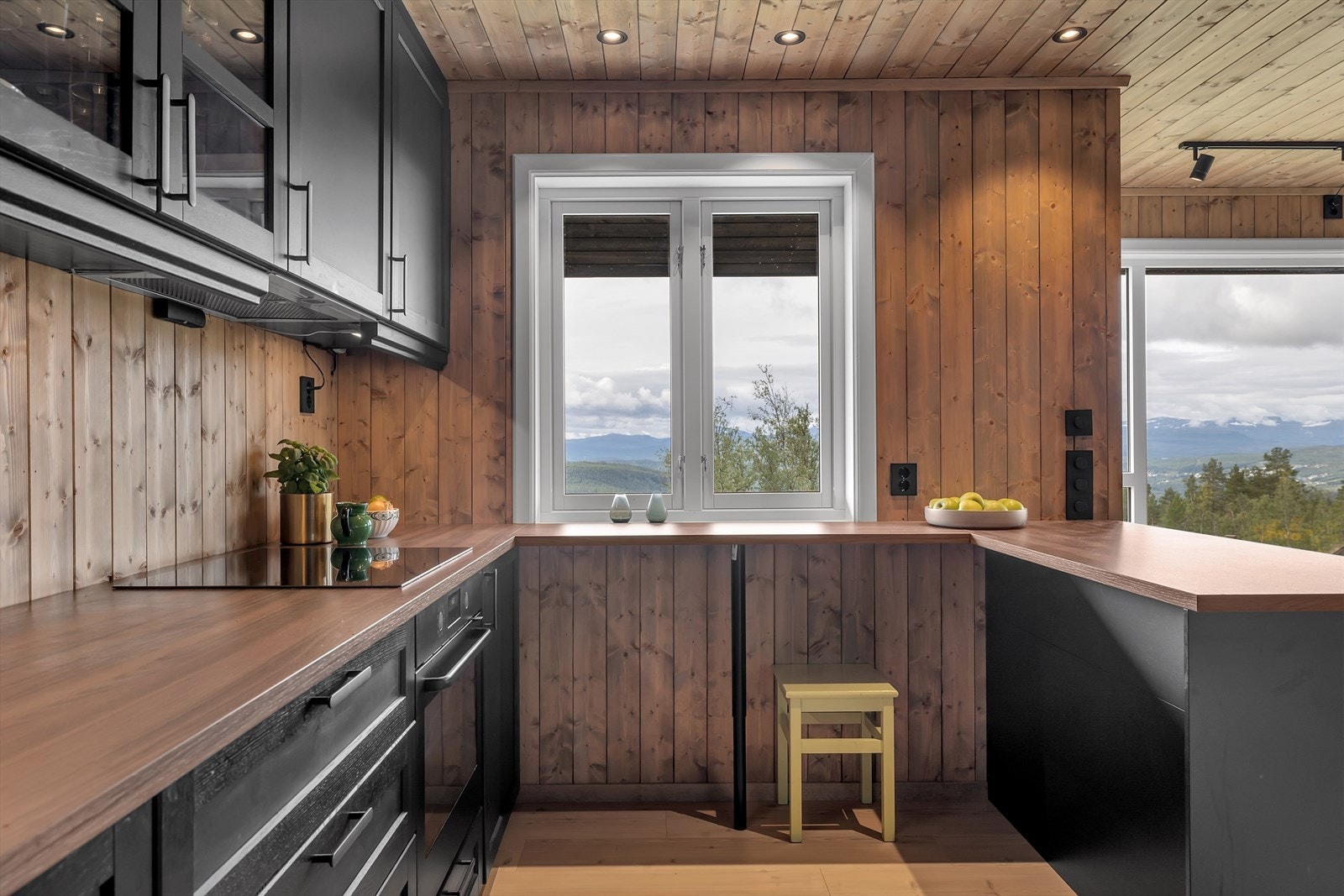 Her kan man ta morgenkaffen mens man nyter utsikten. Galleribilde