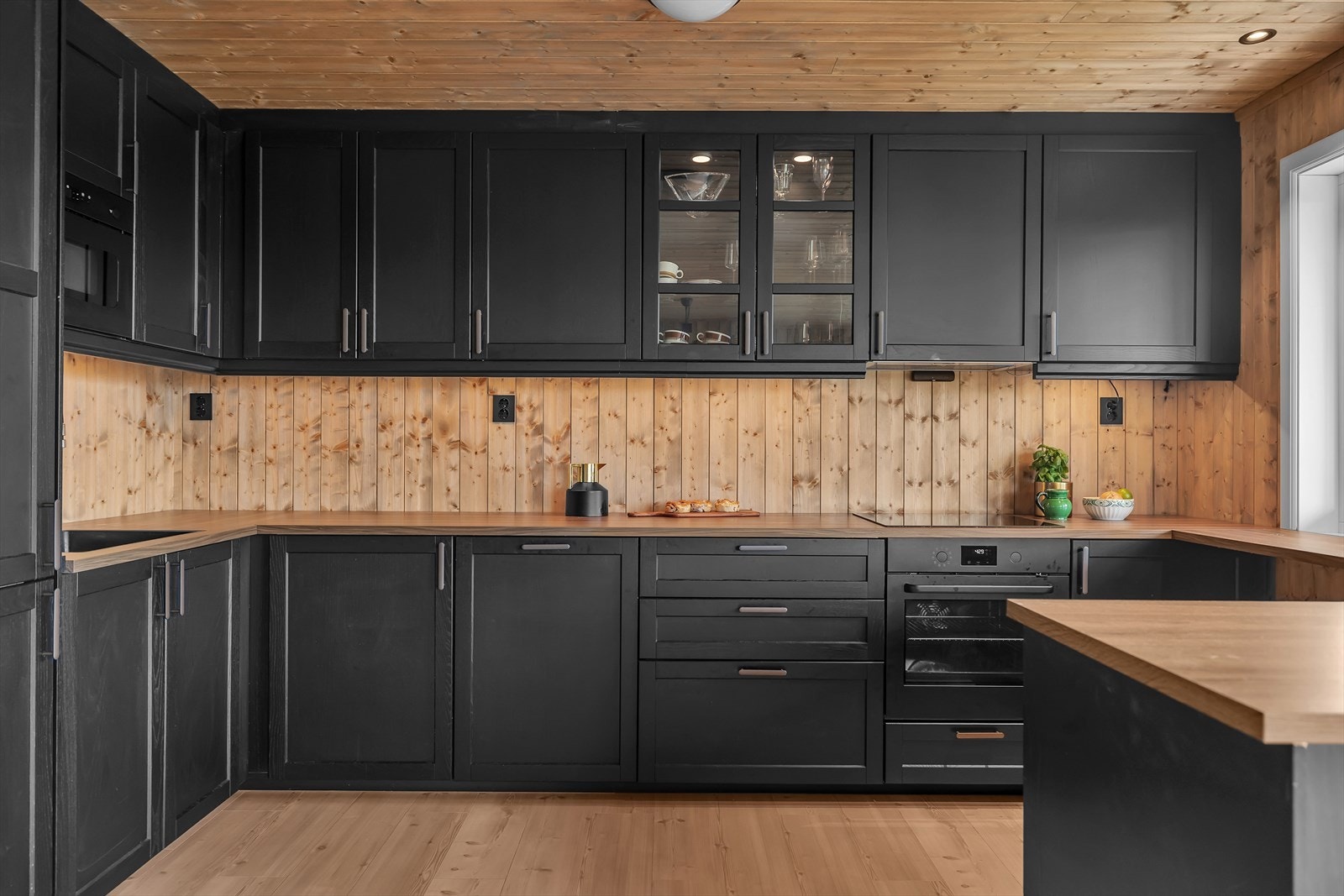 Kjøkkenet er velutstyr med god kapasitet i innredninger, rikelig med benkeplass og integrerte hvitevarer. Galleribilde