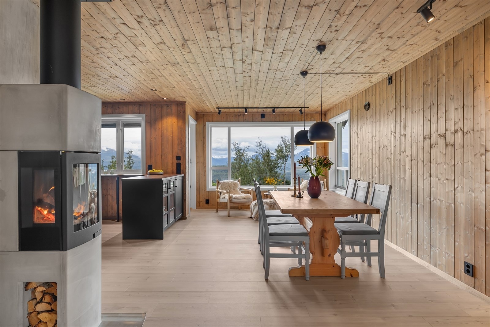 Meget god løsning på stue og kjøkkendel. Romslig og åpent med moderne innredninger og store vindusflater mot fantastisk utsikt! Galleribilde