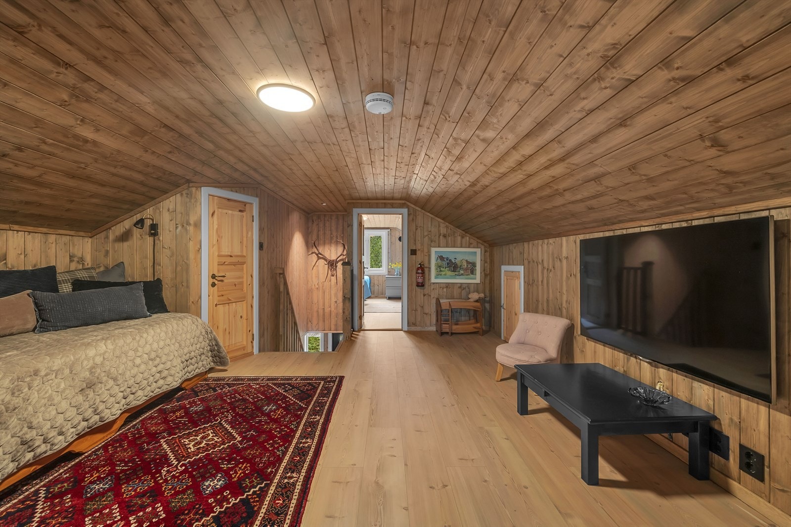 Dør til venstre er til ekstra toalett. Galleribilde