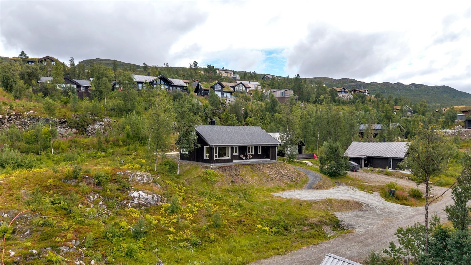 Hytten har en fantastisk beliggenhet i et "rolig" hjørne av fjellandsbyen. Her er det mulighet for Ski-ut via turløypa. Galleribilde