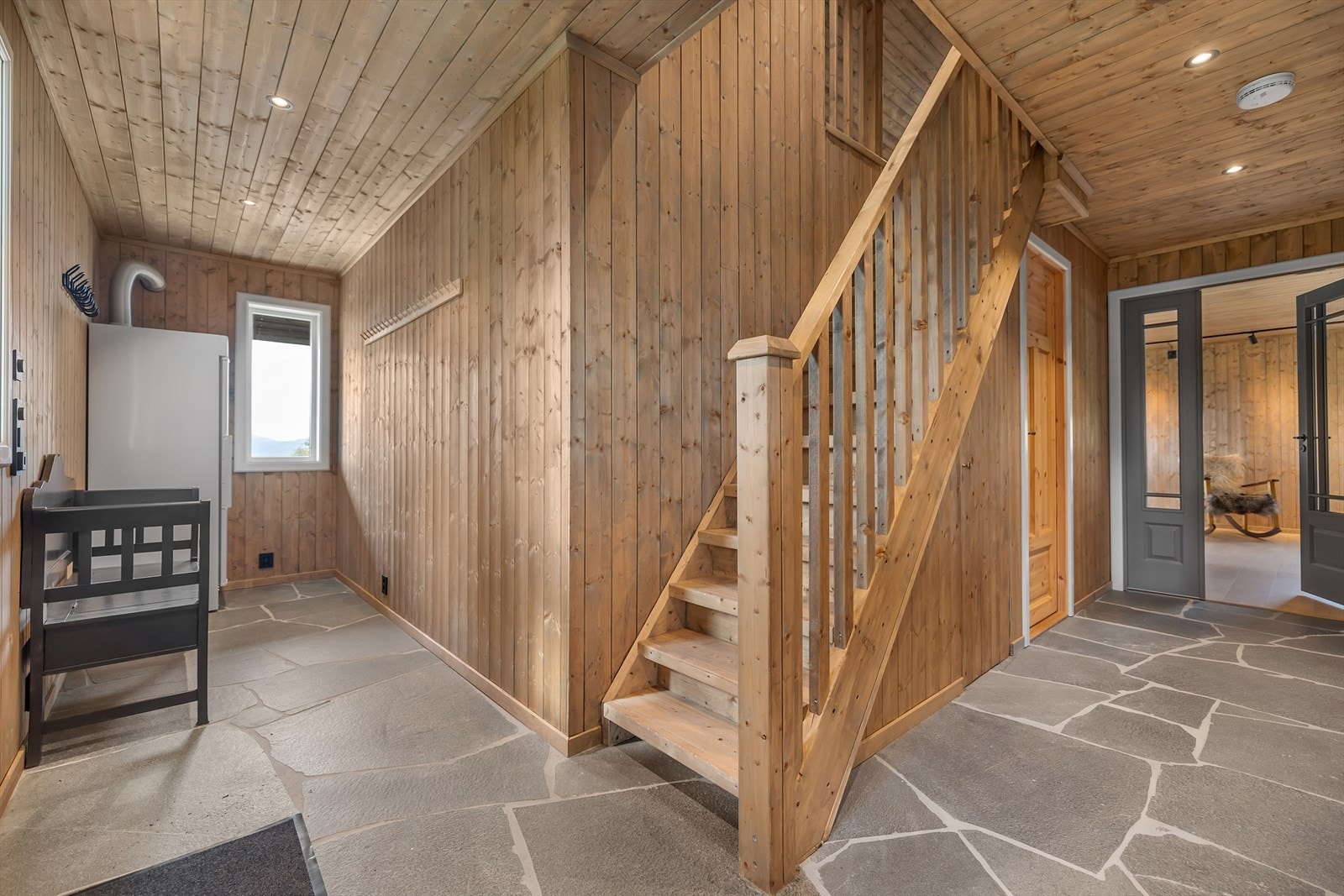 God plass i entre. Tørkeskap i hjørne. Galleribilde