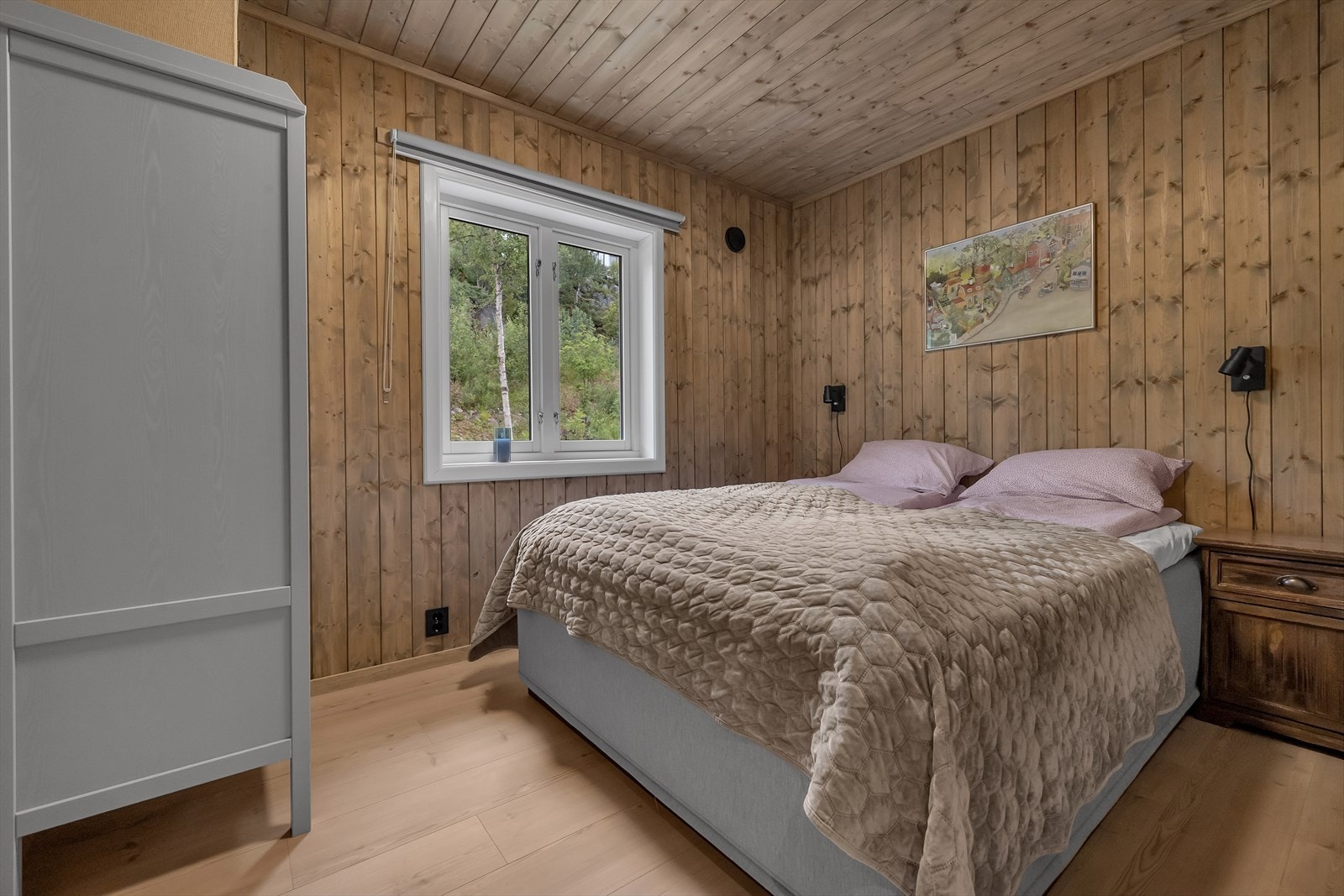 Det er 2 soverom i 1. etasje. Galleribilde