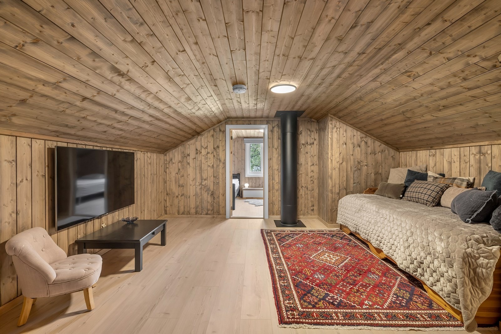 Loft/hems har lavere takhøyde og er derfor ikke måleverdi. Det er imidlertid romslig gulvareal på hele 46 m2 GUA. Galleribilde