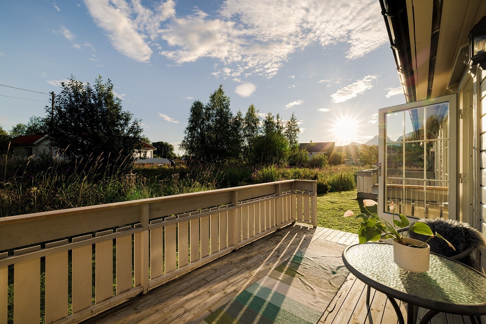 Tilgang til hagen fra terrassen Galleribilde