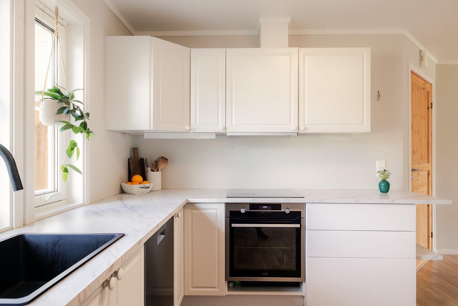 Induksjonstopp fra 2024. Stekeovn og oppvaskmaskin av noe eldre dato. Galleribilde