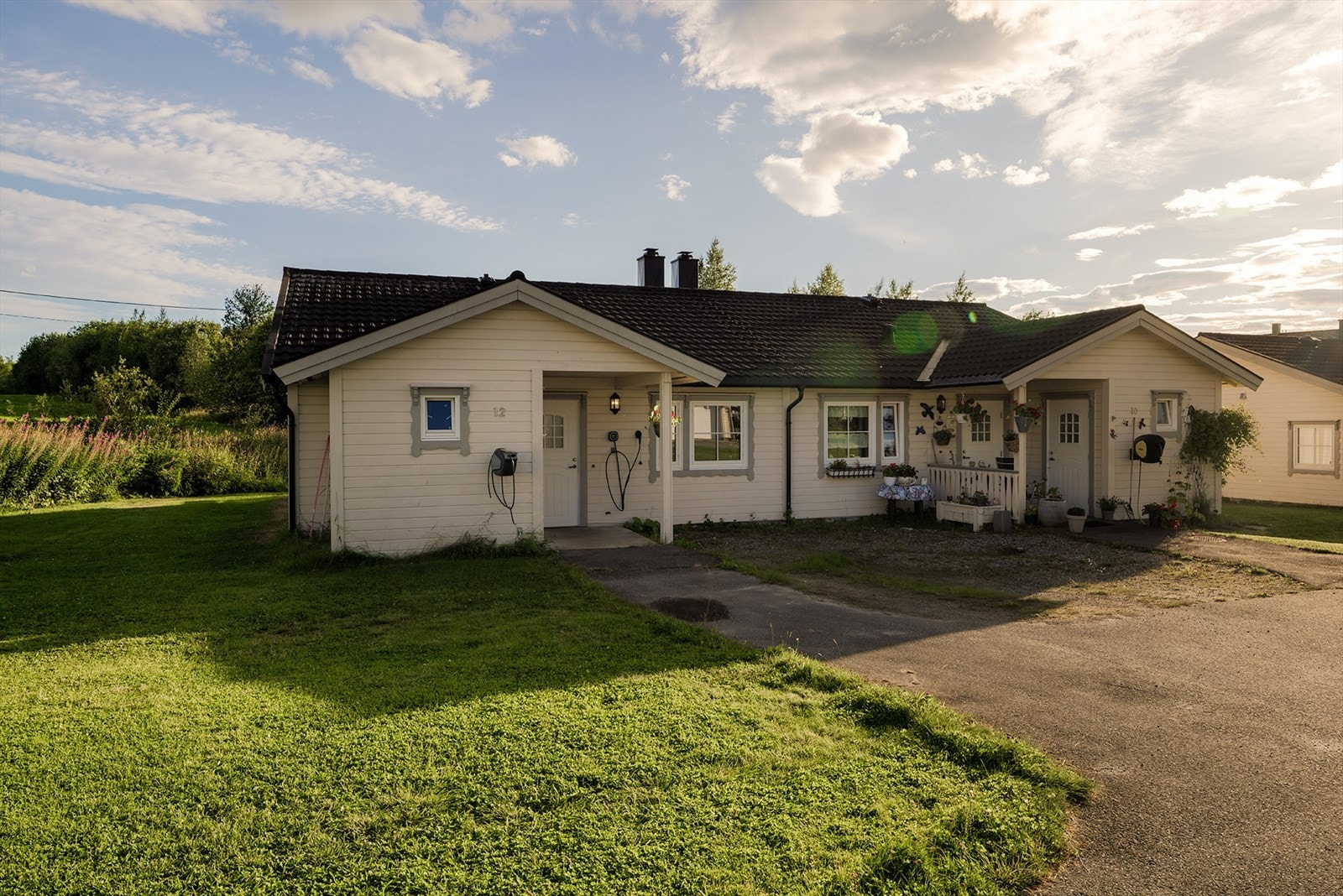 Elbillader montert ved inngangsdøren Galleribilde