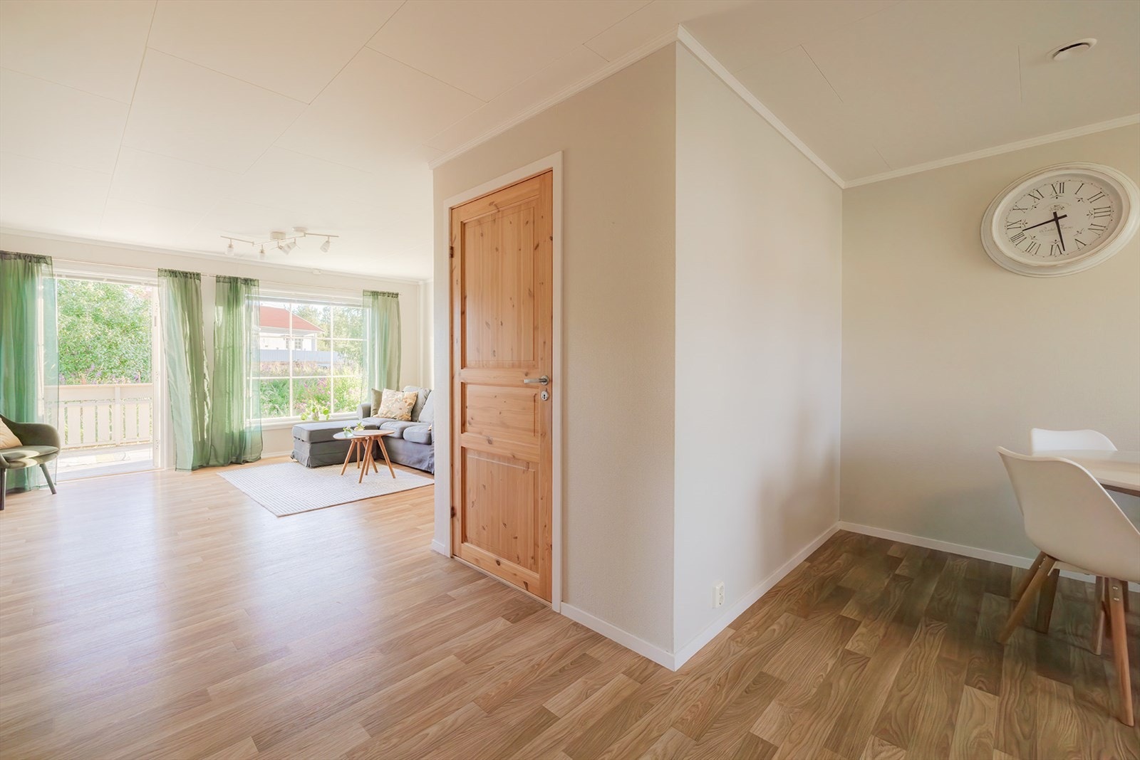 Praktisk innebod mellom stue og kjøkken Galleribilde