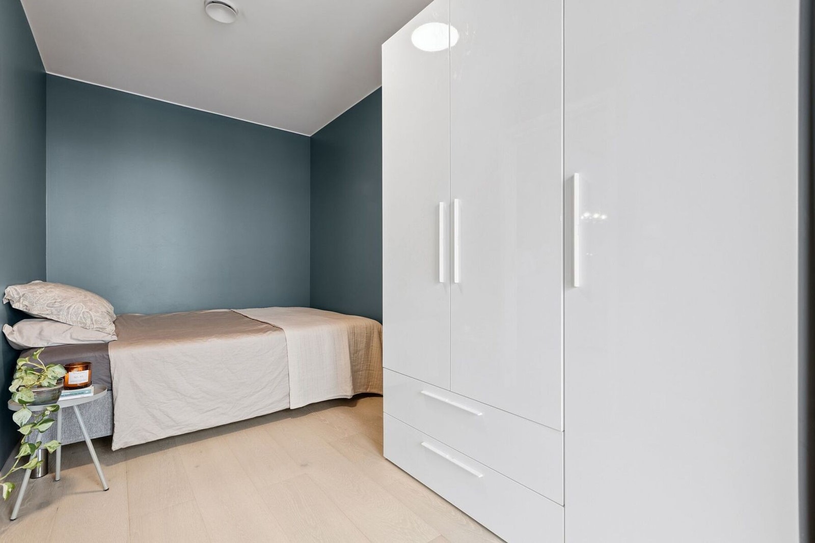 Leiligheten er gjennomført med elegant eikestavsparkett som gir et varmt og eksklusivt preg. Galleribilde