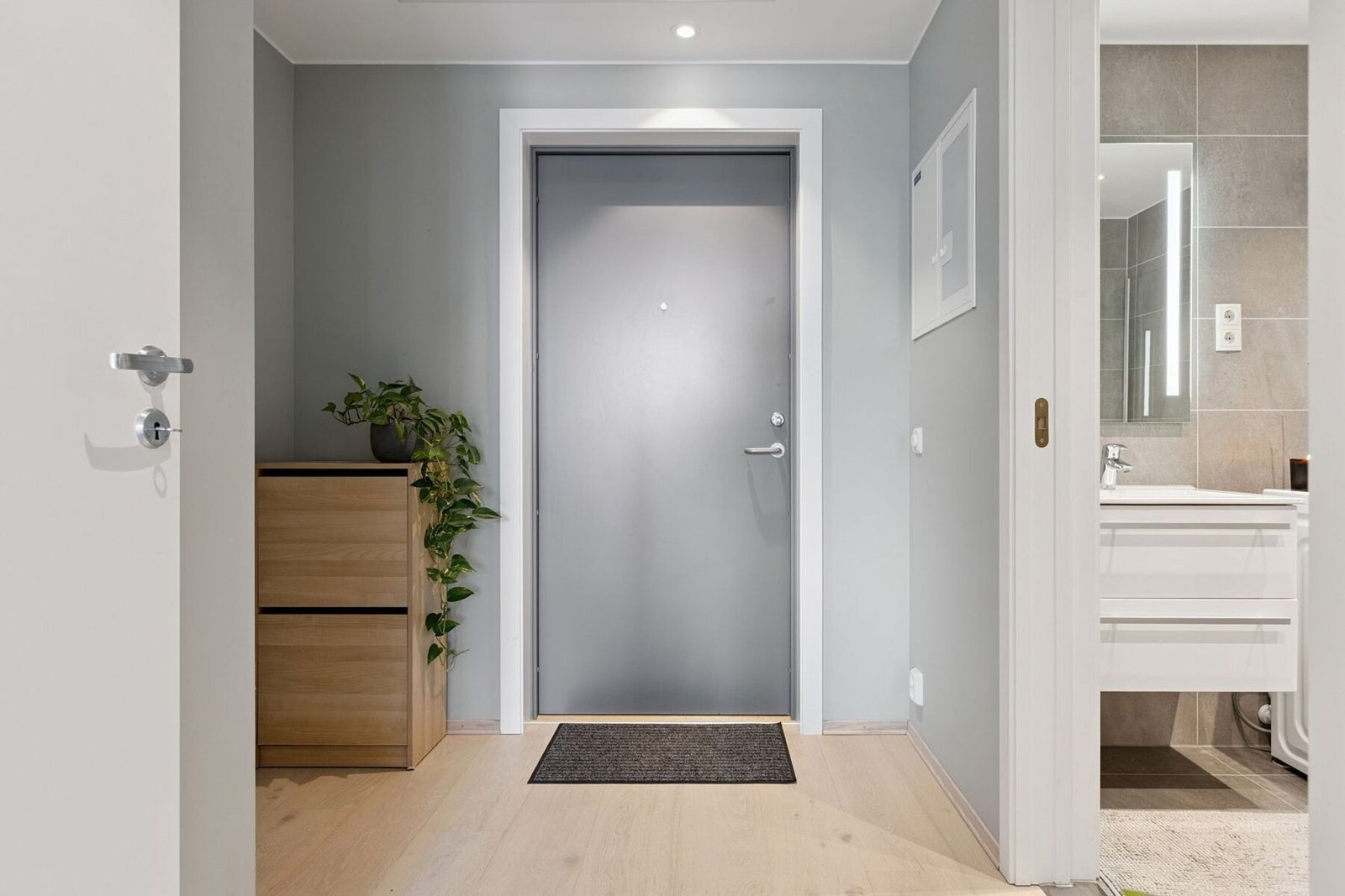 Leiligheten har moderne komfort med vannbåren varme og balansert ventilasjon. Fjernvarme er inkludert i de månedlige felleskostnadene. Galleribilde