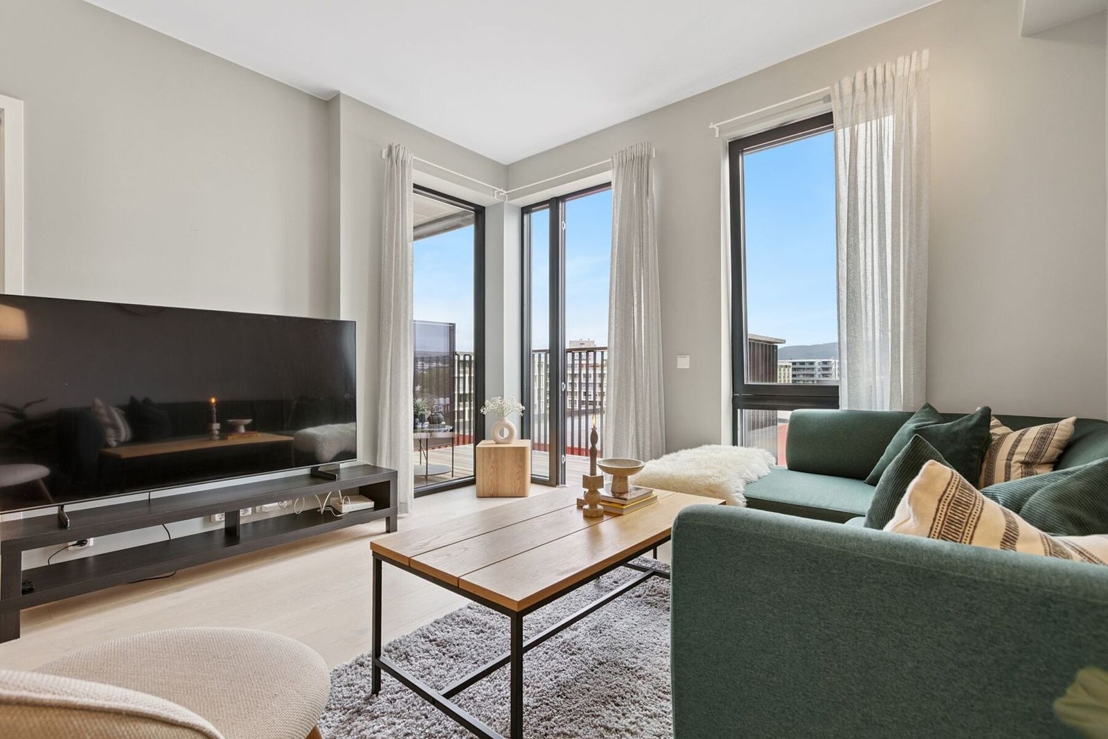 Leiligheten ligger i byggets øverste etasje med heisadkomst både til leiligheten og til kjelleretasjen med tilhørende bod. Galleribilde