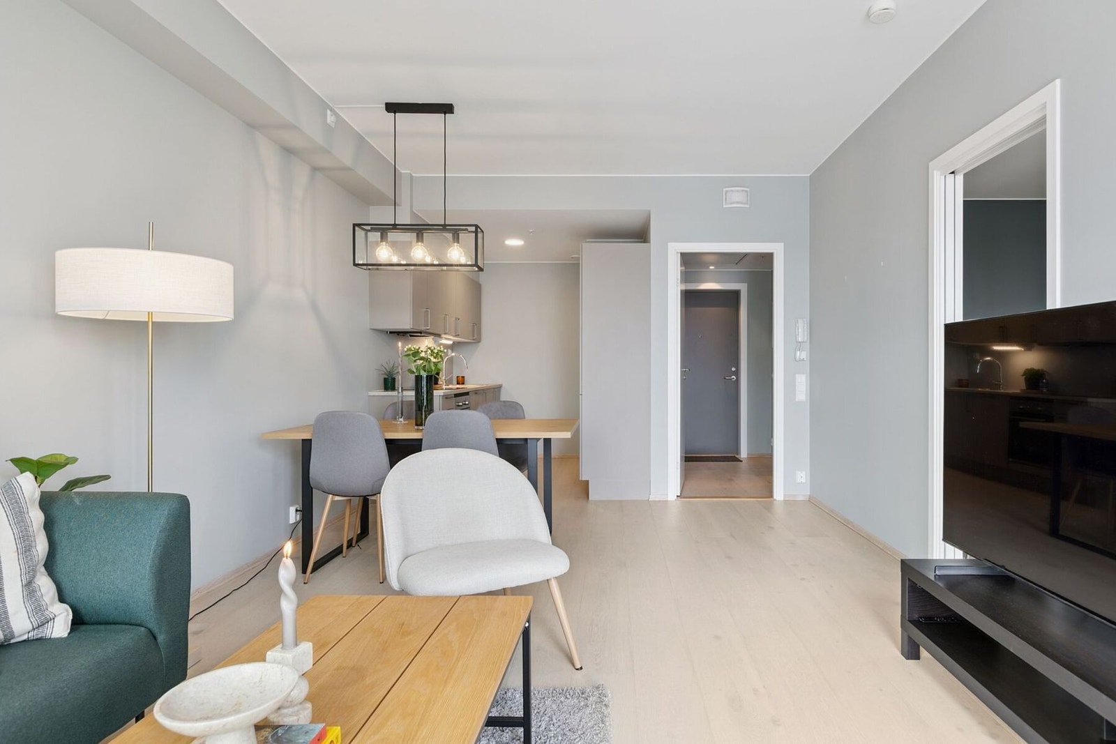 Åpen stue -og kjøkkenløsning med et areal på hele 25,5 kvadratmeter. Galleribilde