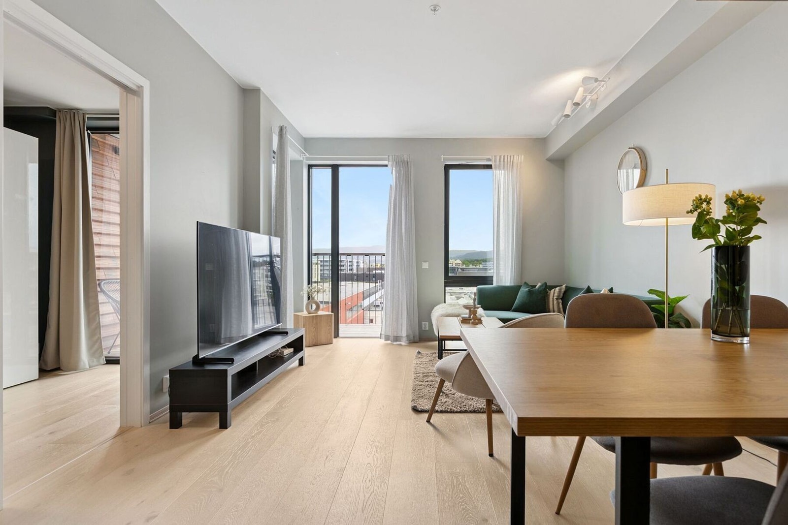 Generøs takhøyde og store vindusflater bidrar til en lys og luftig atmosfære i leiligheten. Galleribilde