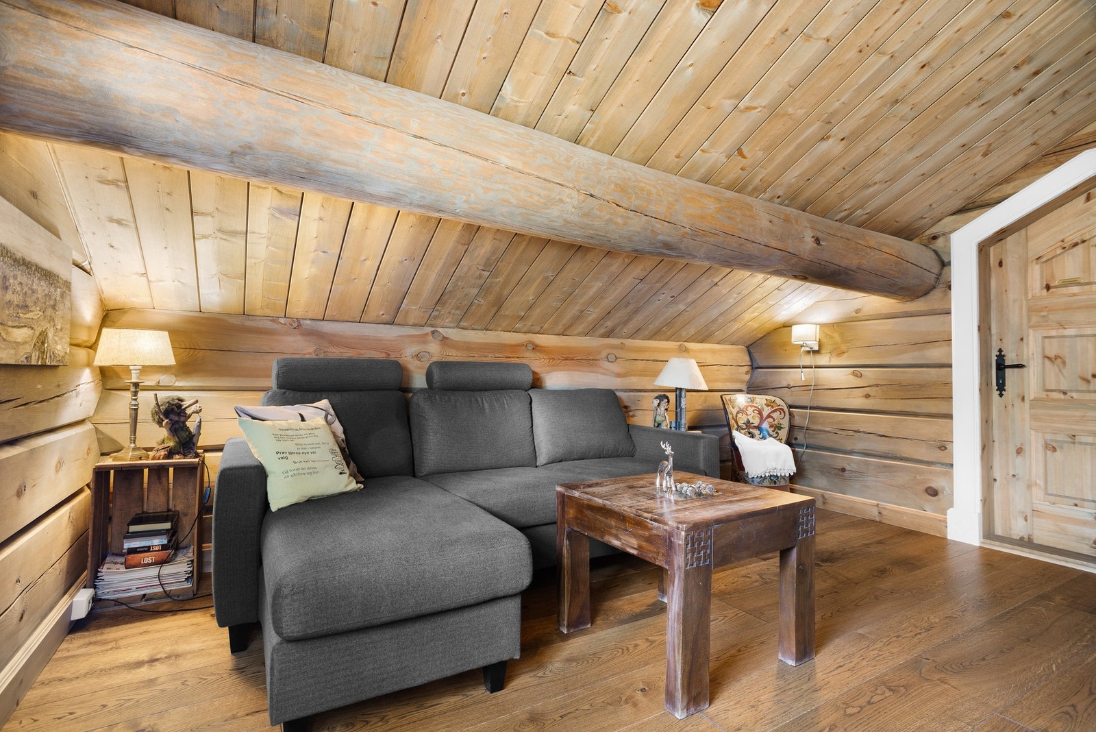 Hyggelig loftstue med god plass til sofakrok Galleribilde