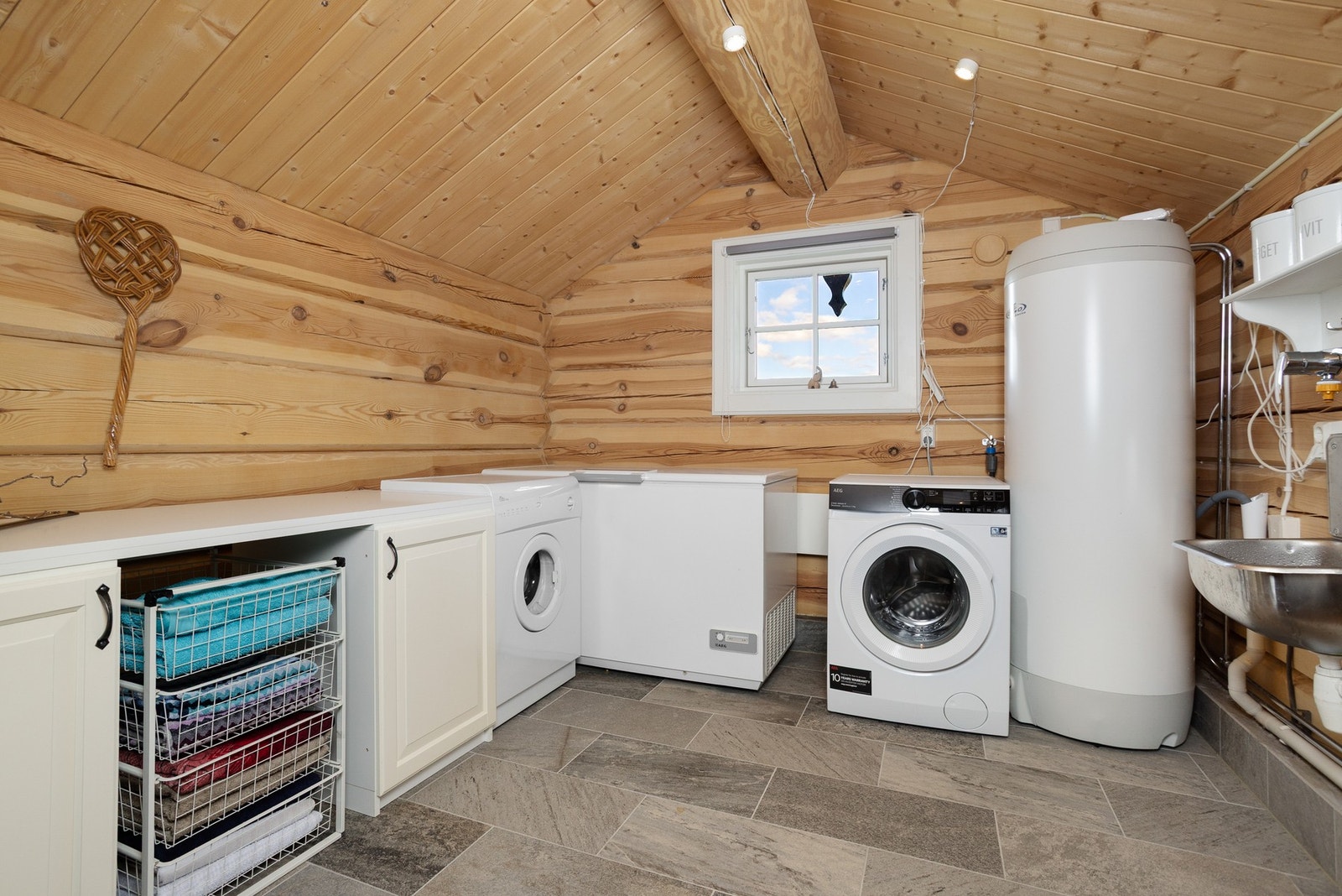 Innenfor baderom I finner man et praktisk vaskerom / teknisk rom Galleribilde