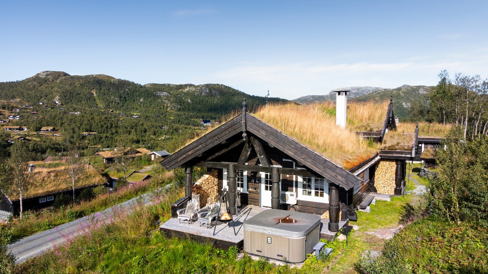 Kort veg til aktivitetsområdet på Vierli. Milevis med preparerte langrennsløyper i nærheten og kort veg til Rauland Skisenter med flotte alpinmuligheter Galleribilde