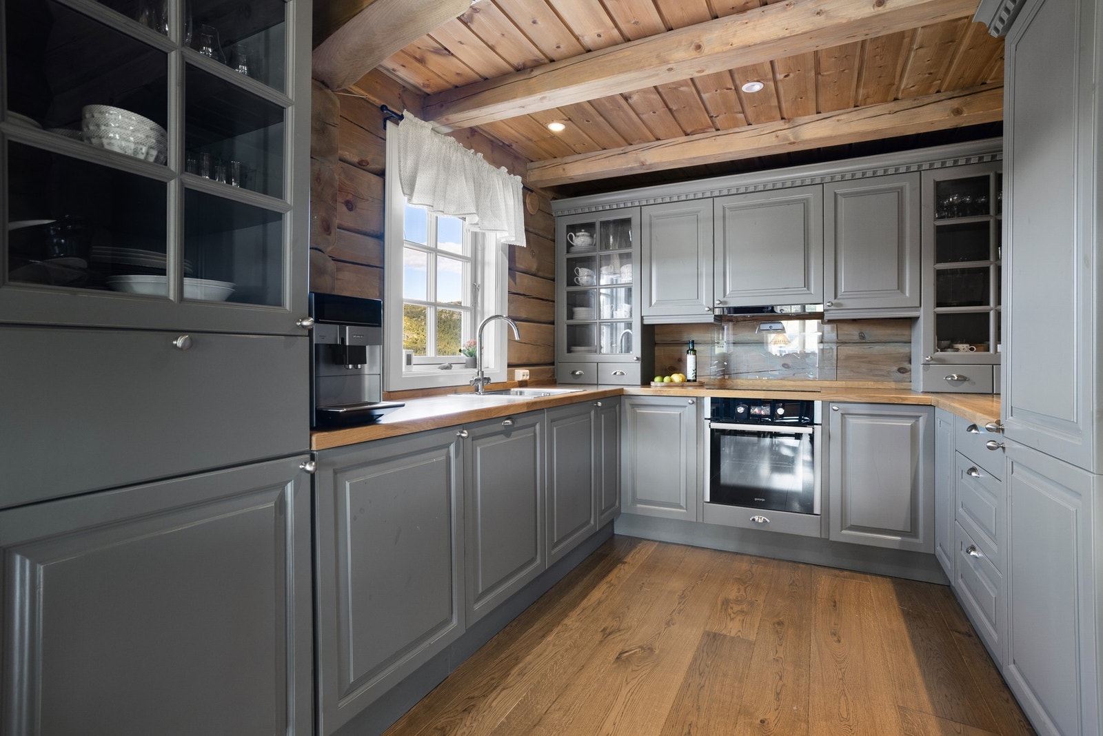 Kjøkkeninnredning passer perfekt inn i hytta, og består av profilerte fronter og benkeplate i heltre. Galleribilde