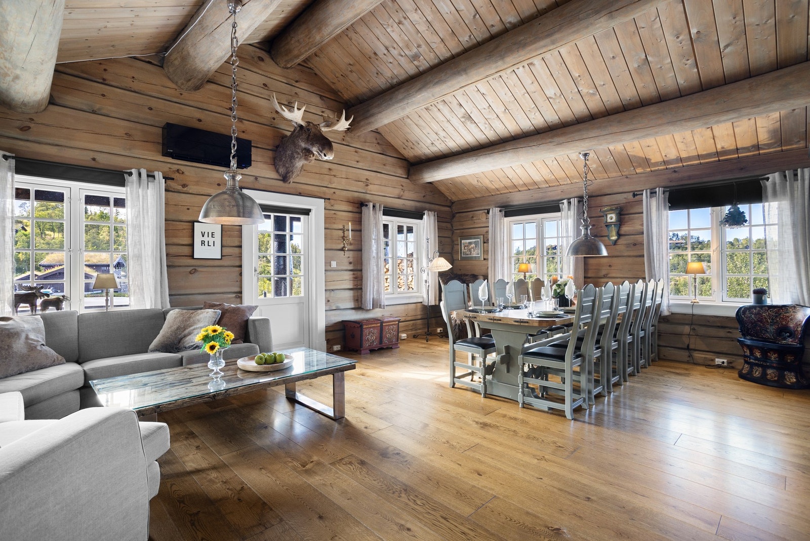 Fra rommet er det også utgang til en romslig, overbygget terrasse. Galleribilde