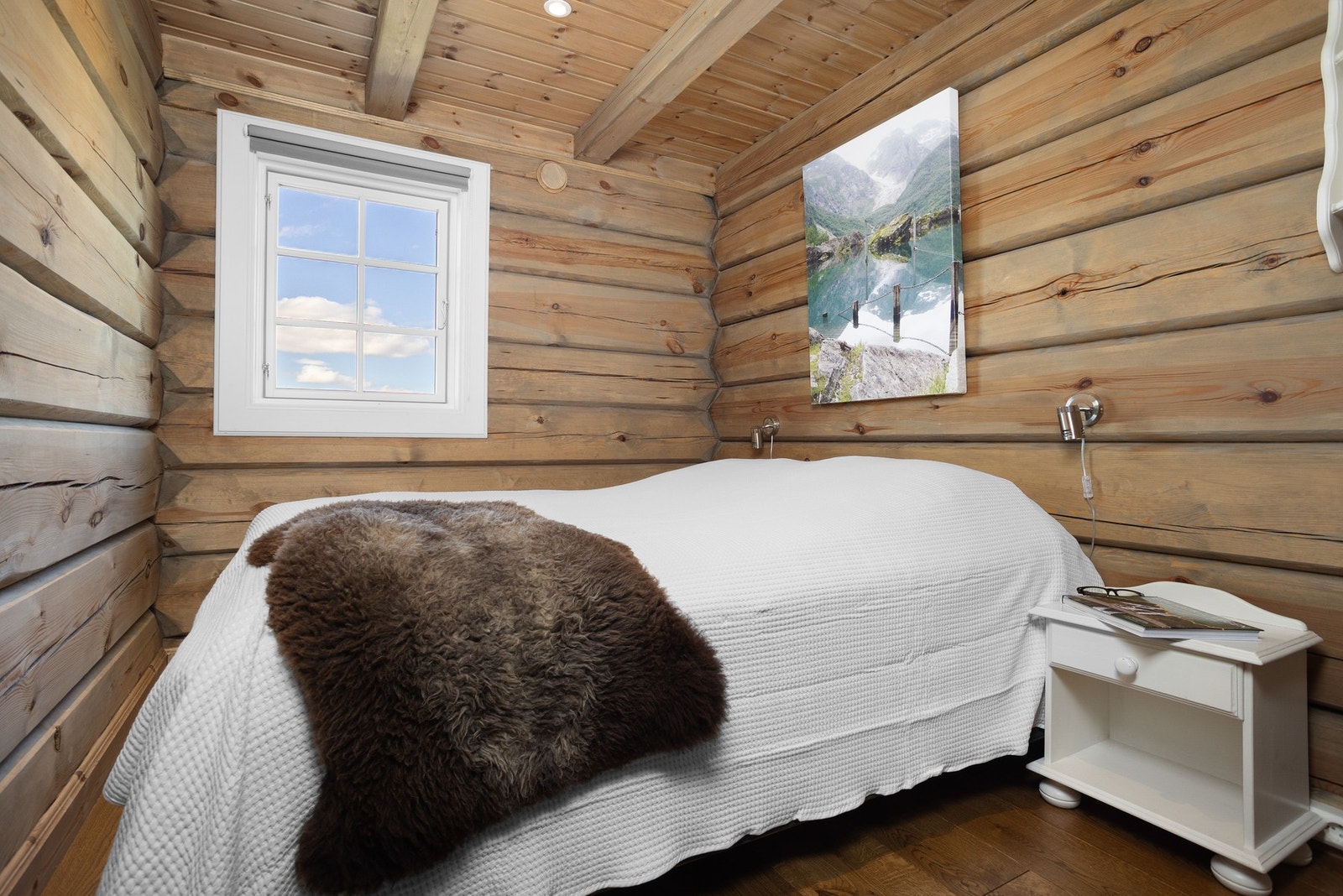 Soverom II er innredet med dobbeltseng og tilhørende møblement Galleribilde