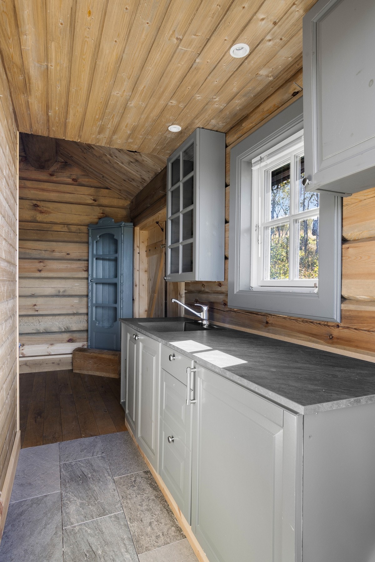 Bod innredet med paktisk kjøkkenkrok. (Bygget er ikke godkjent til varig opphold) Galleribilde