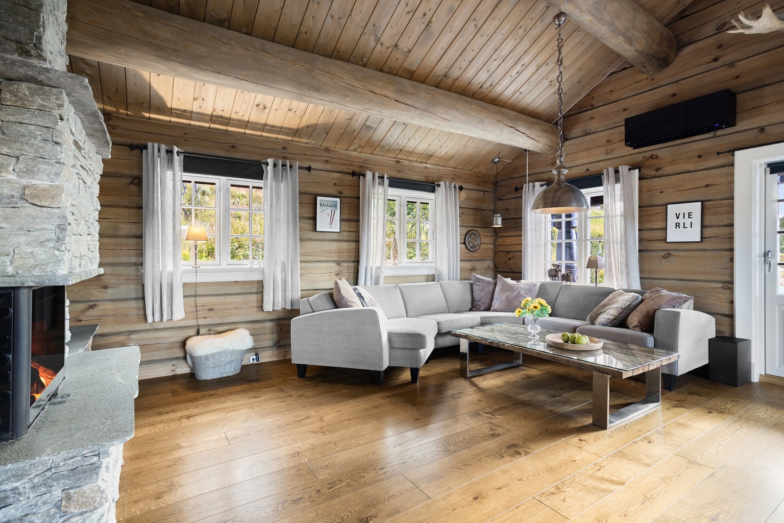 Stuen har god plass sofa- og spisegruppe Galleribilde