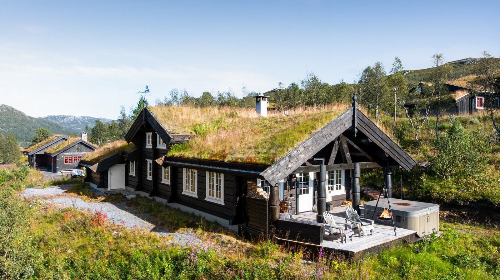 En solid og flott hytte beliggende i et av Raulands mest populære områder på Vierli. Galleribilde