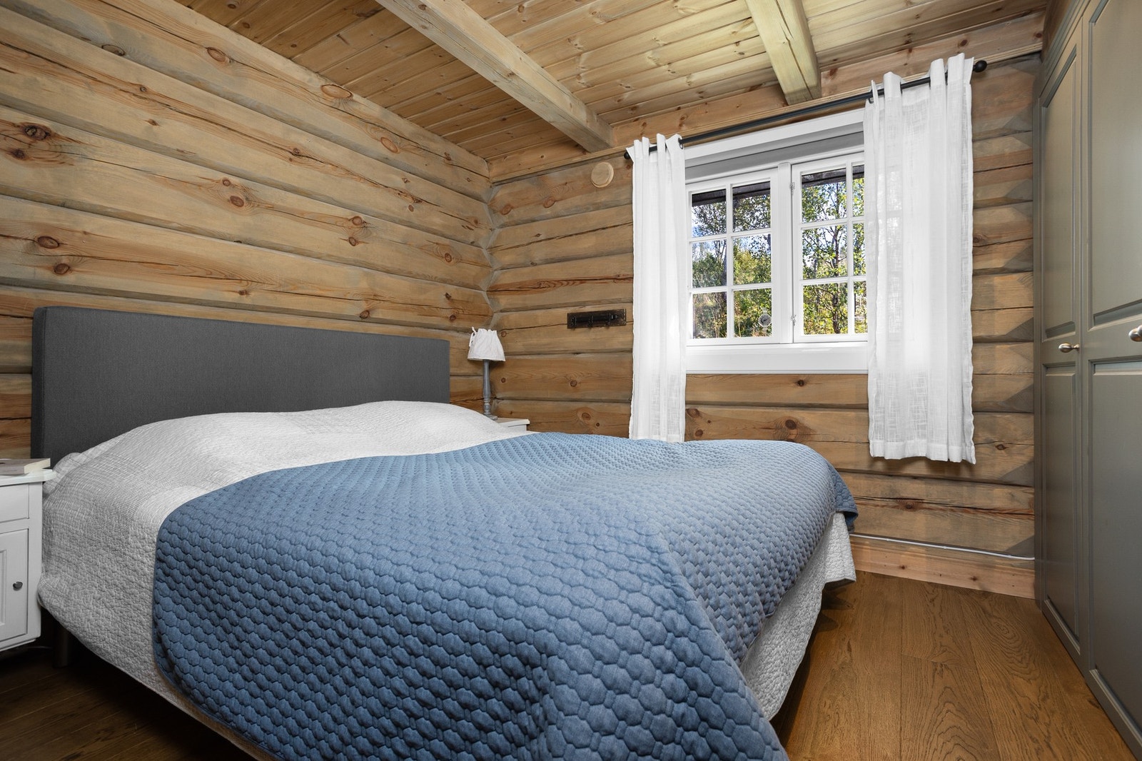 Hytta har 4 soverom, 2 i hver etasje. Hovedsoverom er innredet med dobbeltseng og garderobeskap Galleribilde