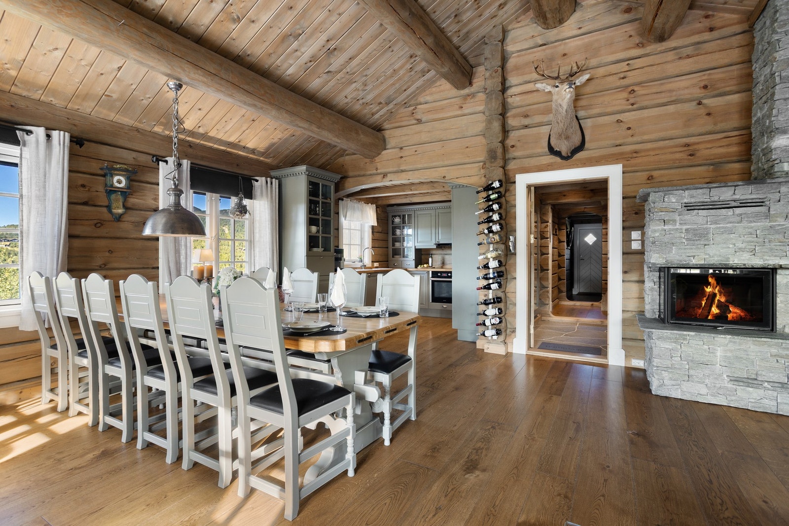 Kjøkkenet ligger pent tilbaketrukket, samtidig som den sosiale planløsningen er ivaretatt. Galleribilde