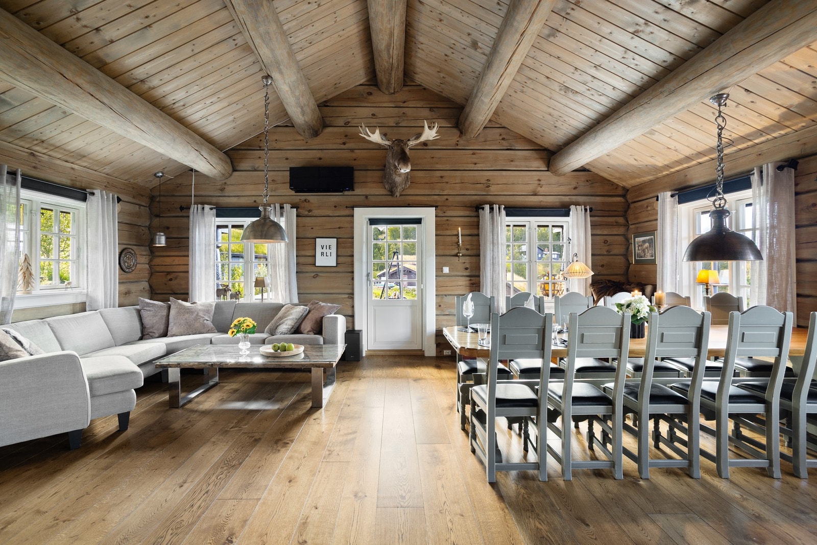 Stuen er lun og fin samtidig som flere vindusflater bringer både dagslys og utsikten inn i stua. Galleribilde