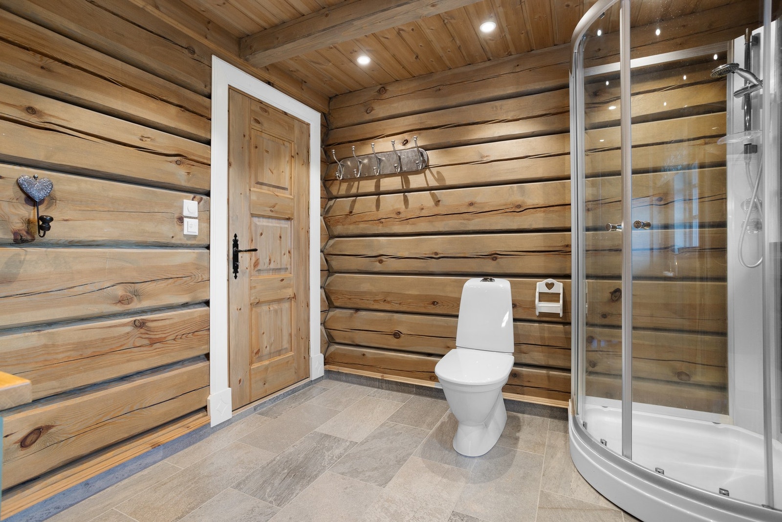 Baderom I - Begge baderommene inneholder gulvmontert toalett, innredning med servant og dusjkabinett. Galleribilde