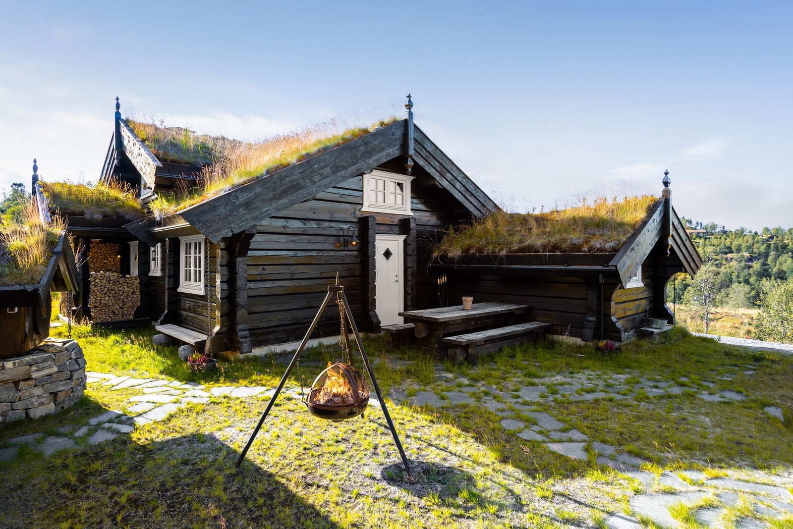 Tomten er på hele 1437,6 kvm, og hytta og boden danner et hyggelig hyttetun Galleribilde