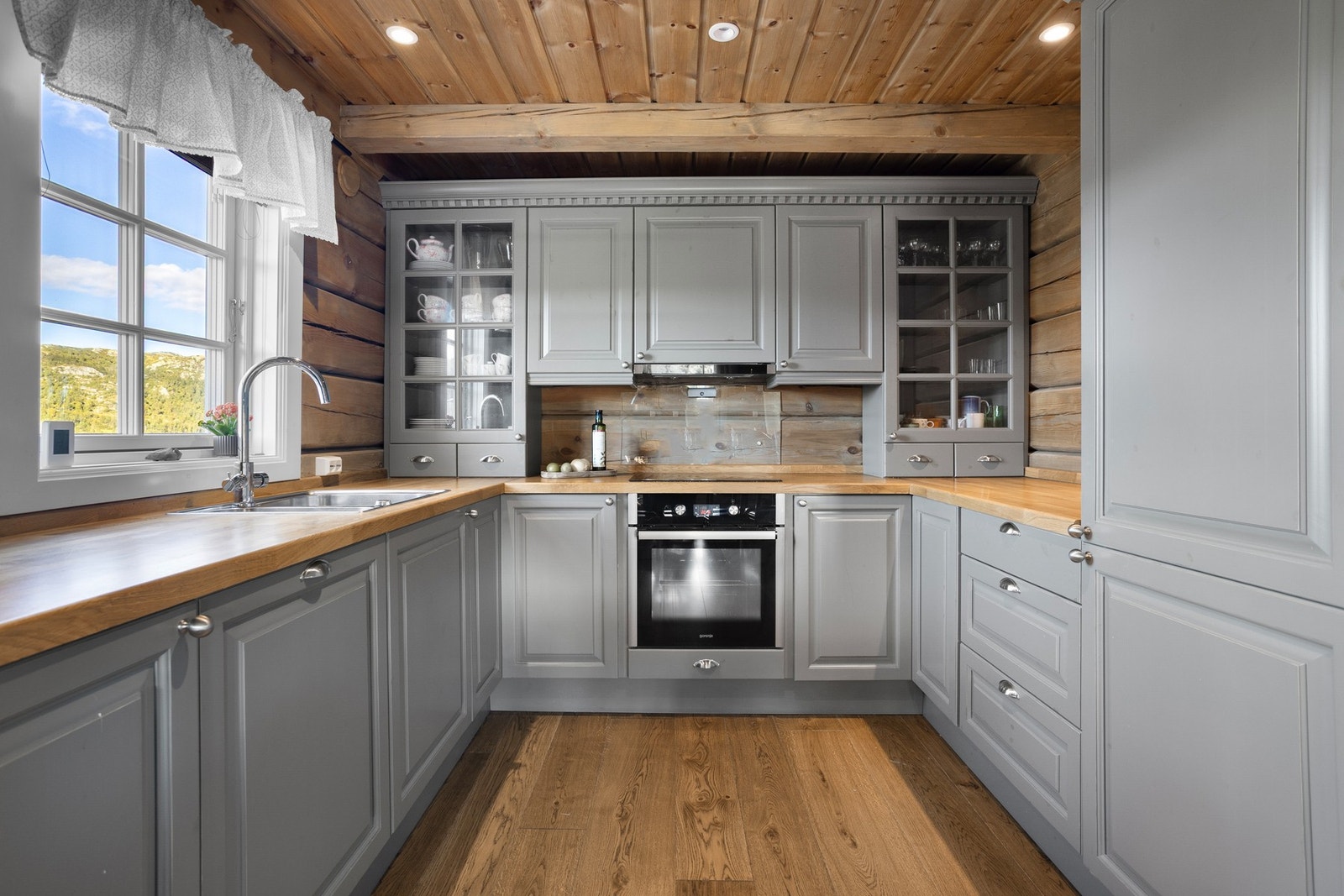 Integrert hvitevarer. God plass til oppbevaring i skuffer og skap, samt gode arbeidsflater på benk. Galleribilde