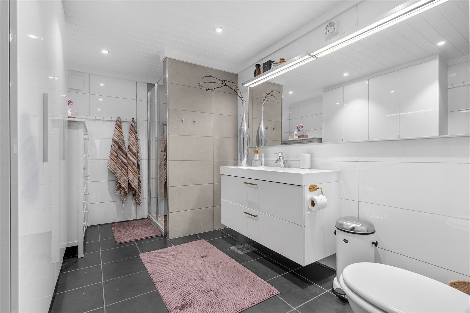 Flislagt bad, med nytt dusjhørne! Galleribilde