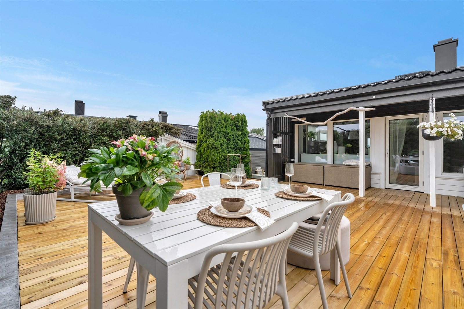 Stor terrasse med gode solforhold - perfekt for sene kvelder med familie og venner. Galleribilde