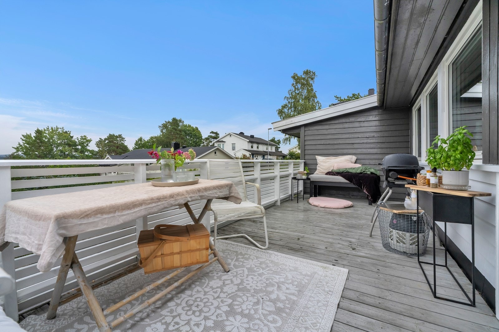 Flott balkong på fremsiden av boligen. Galleribilde