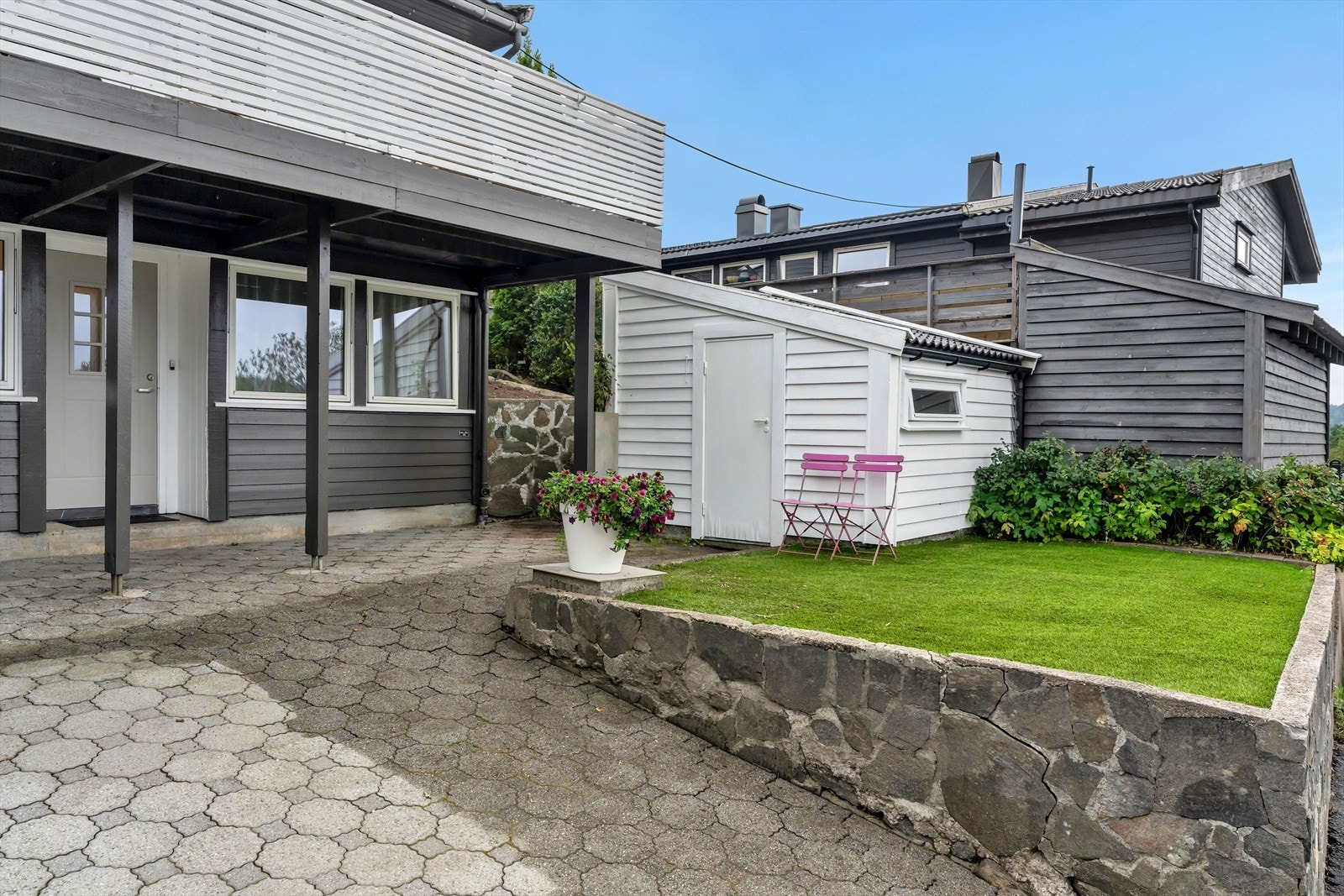 Flott bolig over to plan, solrikt uteområde og tre gode soveorm. Galleribilde