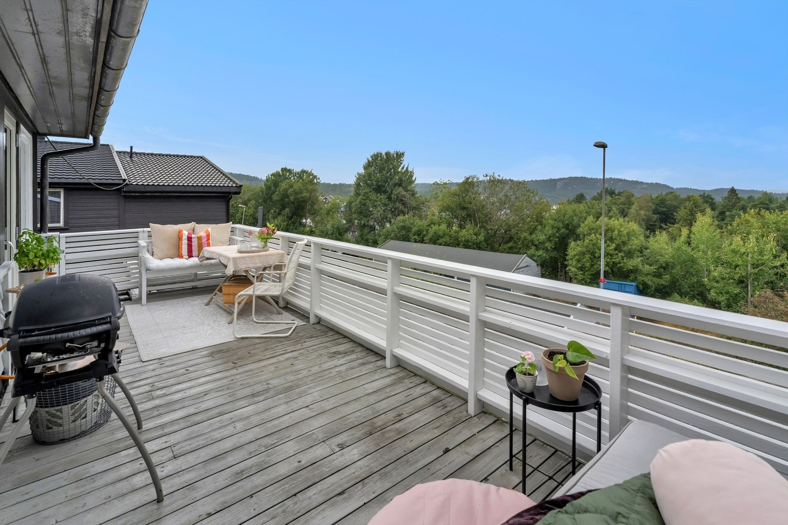 Utsikt utover grønt område. Galleribilde