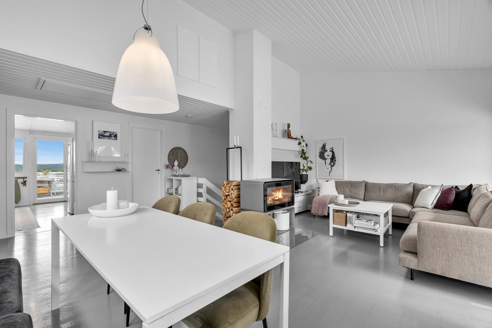 Stor romslig stue med god takhøyde! Galleribilde