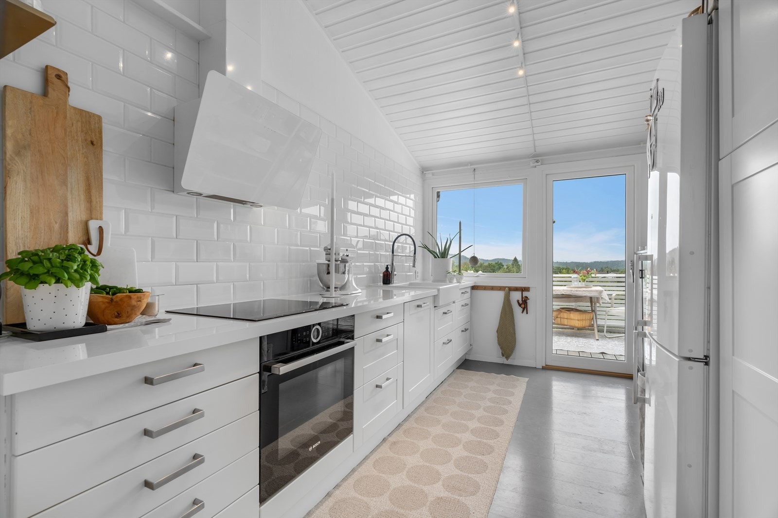 Kjøkken med utgang til balkong. Galleribilde