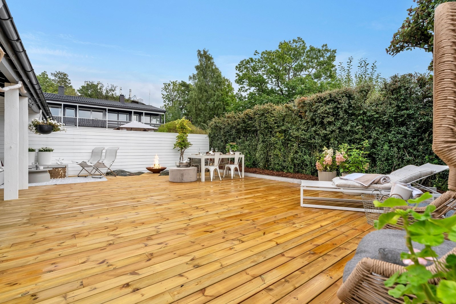 Stor solrik terrasse med flotte muligheter for besøk av venner og familie. Galleribilde